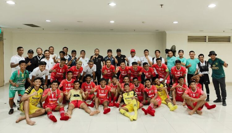 Tim Sepak Bola Sumbar Mulus di Laga Perdana,Taklukan Kepri 3-2 1 EUFORIA— Euforia tim sepak bola Sumbar usai bertanding menghadapi tim sepakbola Kepri di Stadion Utama Riau, Minggu (5/11).