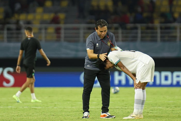 Nasib Timnas U-17 di Tangan Selandia Baru dan Burkina Faso 1 TENANGKAN PEMAIN— Pelatih Timnas U17, Bima Sakti menenangkan anak asuhnya usai takluk dari Maroko U17 pada laga ke 3 Penyisihan Grup A Piala Dunia U17, Kamis (16/11) malam.