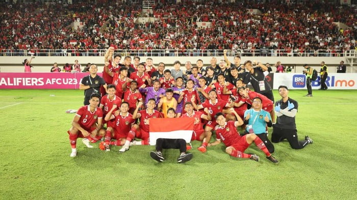 RAYAKAN KEBERHASILAN— Timnas Indonesia U-23 merayakan keberhasilan lolos ke Piala Asia U-23 2024.