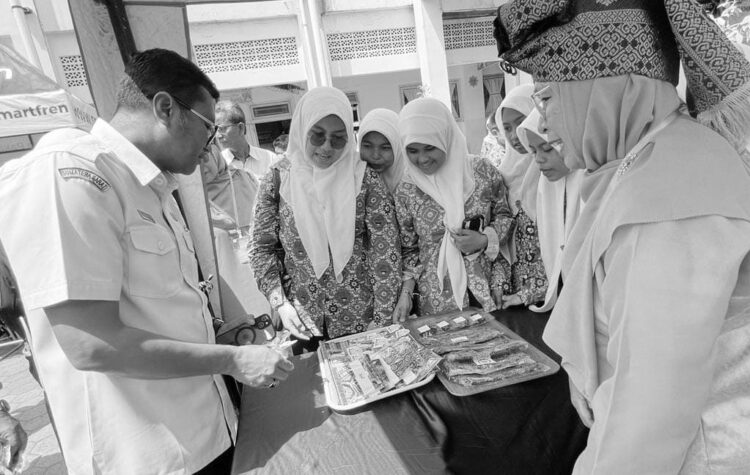 1.091 Pelajar SD dan SMP se-Kota Padang Ikuti Pra-Olimpiade Sains ke-7 1 KUNJUNGI STAND— Kepala Disdikbud Kota Padang Yopi Krislova, meninjau stand P5 oleh pelajar SMPN 7 Padang, yang menjual makanan tradisional hingga aksesoris buatan tangan pelajar.