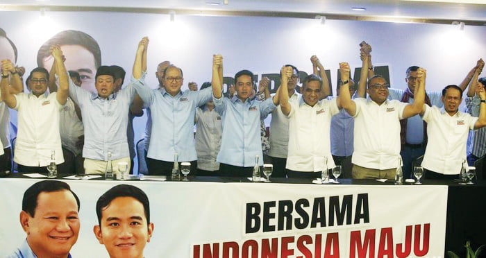 Resmi Dirilis, Rosan P Roeslani Ketua TKN Prabowo-Gibran untuk Pilpres 2024 1 TIM KAMPANYE— Kubu Prabowo Subianto-Gibran Rakabuming Raka resmi merilis susunan Tim Kampanye Nasional (TKN) untuk Pilpres 2024 mendatang. Tim ini terdiri dari ratusan orang berbagai latar belakang. Mulai dari pensiunan TNI-Polri, ulama, aktivis, petugas partai hingga pengusaha.