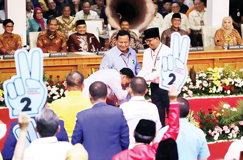 BERSALAMAN— Capres dan Cawapres dari Koalisi Indonesia Maju Prabowo Subianto dan Gibran Rakabuming Raka tampak bersalaman dengan Capres Koalisi Perubahan Anies Baswedan usai acara undian nomor urut pada Rapat Pleno Terbuka Pengundian dan Penetapan Nomor Urut Pasangan Capres dan Cawapres Pemilu Tahun 2024 di Gedung KPU, Jakarta, Selasa (14/11).