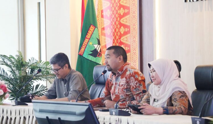 BERTEMU PEMRED— Wagub Sumbar, Audy Joinaldy, Kepala Dinas Kominfotik Sumbar, Siti Aisyah dan Akademisi dari Unand, Ilham Aldelano Azre sat pertemuan Pimpinan Redaksi “Menjaring Isu-isu Strategis dan Merumuskan Bentuk Pengelolaan Komunikasi Publik Pemerintah Daerah”, Sabtu (25/11) 
di Aula Bappeda Sumbar.