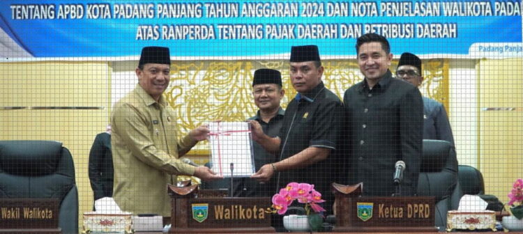 Ranperda APBD 2024 dan Pajak dan Retribusi Daerah, Sonny: Tingkatkan PAD untuk Wujudkan Kesejahteraan Masyarakat 1 SERAHKAN NOTA KEUANGAN— Pj Wako Sonny Budaya Putra Si serahkan Nota Keuangan Ranperda APBD 2024 serta penjelasan atas Ranperda Pajak Daerah dan Retribusi Daerah pada rapat paripurna yang digelar di gedung DPRD, Senin (13/11).