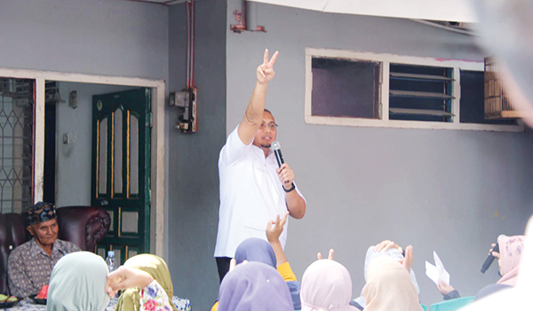 MENANGKAN PRABOWO— Calon anggota DPR RI Dapil Sumbar I H Andre Rosiade, berkampanye di Parak Karakah, Kecamatan Padang Timur, Kota Padang, beberapa waktu lalu. Kader Partai Gerindra ini memastikan, warga Kota Padang masih setia dengan calon Presiden nomor urut 2 Prabowo Subianto.