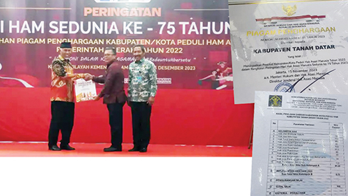 Peroleh Nilai Tertinggi, Pemkab Tanah Datar Terima Penghargaan Kabupaten Peduli HAM Ketujuh Kali 1 PENGHARGAAN— Pemerintah Kabupaten Tanah Datar berhasil kembali dianugerahi penghargaan sebagai Kabupaten/Kota Peduli HAM tahun 2023 oleh Kementerian Hukum dan Hak Asasi manusia (HAM) Republik Indonesia. Penghargaan tersebut diserahkan langsung oleh Gubernur Sumatera Barat (Sumbar) H. Mahyeldi Ansharullah kepada Sekda Iqbal Ramadi Payana di Aula Kantor Wilayah Kementerian Hukum dan HAM Provinsi Sumatera Barat di Padang, Senin (18/12).