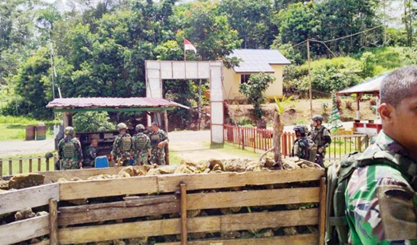 Suasana di pos TNI yang diserang oleh kelompok yang diduga KKB.