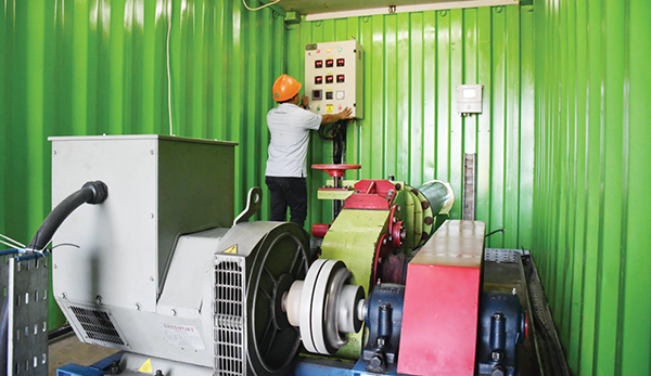 Pertama di Industri Semen, Tim Inovasi PT Semen Padang Bangun PLTMH Berkapasitas 17 kW 1 PENGECEKAN RUTIN— Salah seorang karyawan PT Semen Padang melakukan pengecekan terhadap PLTMH berkapasitas 17 kW di kawasan lapangan golf PT Semen Padang, Kamis (28/12 ). PLTMH ini merupakan hasil karya tim inovasi Power Rangers PT Semen Padang yang ikut mendukung PT Semen Padang dalam meraih Proper Emas 2023.