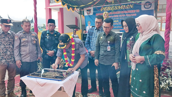 Dulu Menumpang di SDN 03, Murid SDN 10 Lubeg Miliki Gedung Berlantai 2 1 PERESMIAN— Wali Kota Padang Hendri Septa meresmikan gedung baru SDN 10 Lubuk Begalung, ditandai dengan penandatanganan prasasti dan pengguntingan pita, Kamis (28/12), Jalan Kp.Tanjung, Lubuk Begalung Nan XX, Kecamatan Lubuk Begalung .