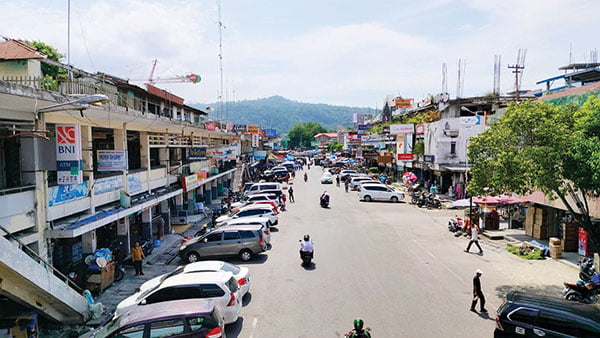 KENYAMANAN PENGUNJUNG— Kondisi kawasan Pasar Raya Padang mulai memberi kenyamanan kepada pengunjung yang datang untuk berbelanja, Jumat (8/12). PKL yang ditata dan juga parkir membuat kawasan yang macet, kini tak terlihat penumpukan kendaraan.