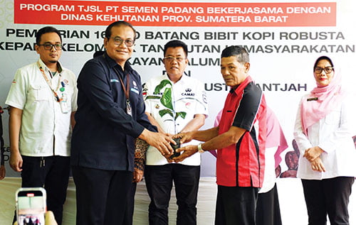 BANTUAN BIBIT KOPI—  Kadept Komunikasi & Hukum Perusahaan PT Semen Padang, Iskandar Z Lubis menyerahkan bantuan bibit Kopi Robusta Bantjah sebanyak 16.000 batang, Rabu (13/12). Penyerahan bantuan bibit kopi itu dilakukan dalam rangka membantu petani kopi HKm Sikayan Balumuik untuk meningkatkan produksinya.