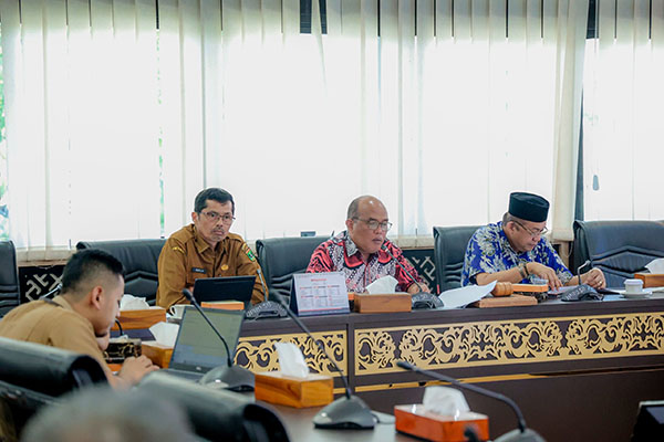 BEBERKAN--Ketua DPRD Sumbar Supardi dan Ketua Komisi III Ali Tanjung bersama Sekwan Raflis membeberkan Kinerja DPRD Sumbar selama 2023.