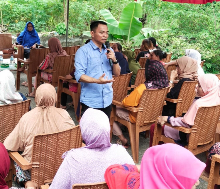 RESES— Anggota DPRD Sumbar, Hidayat melaksanakan reses di Teluk Bayur, Kecamatan Padang Selatan, Kota Padang, Selasa (19/12).