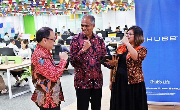 BERBINCANG— Presiden Direktur PT Chubb Insurance Indonesia Kumaran Chinan (tengah) didampingi Direktur Eric Tobing, dan Chief Operations Officer Sri Rahayu berbincang-bincang di Jakarta, Rabu (6/12).