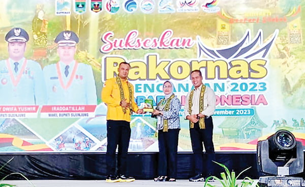 BUPATI Benny Dwifa didampingi Wabup Irradattilah saat menerima apresiasi dari Bappenas RI pada acara Rakornas Geopark Indonesia 2023 
yang sukses digelar di Sijunjung.