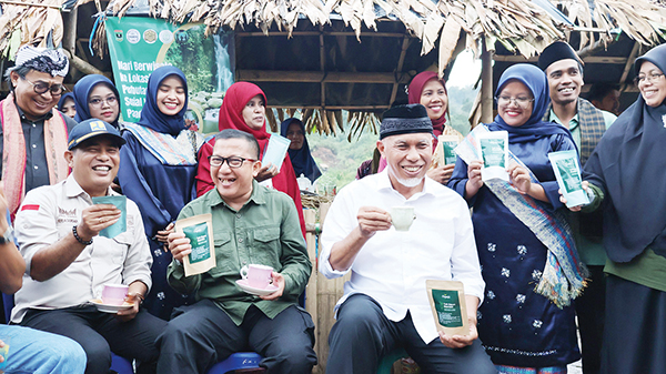 Refleksi Akhir Tahun 2023, Meningkatkan Pendapatan Petani, Wujudkan Sumbar Madani 1 GUBERNUR Sumbar Mahyeldi didampingi Kadis Kehutanan Yozarwardi mencoba produk kopi pengelola Kehutanan Sosial.