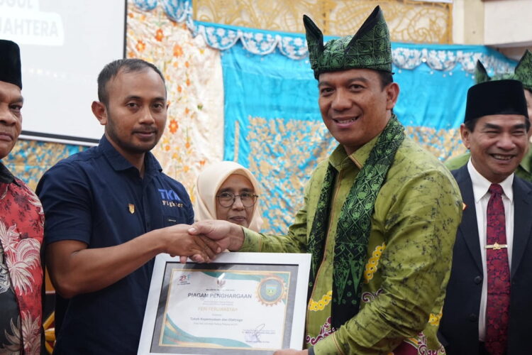 10 Tokoh Terima Pin Emas Saat HJK Ke-233 1 SERAHKAN—Penjabat (Pj) Wali Kota Padang Panjang, Sonny Budaya Putra, A.P, M.Si serahkan piagam penghargaan.