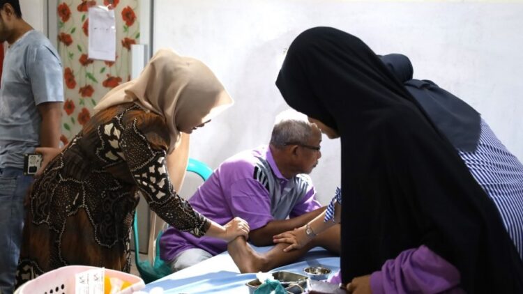 100 Anak Kurang Mampu Ikuti Sunatan Massal Gratis 1 SUNATAN MASSAL— Ketua Forum Kota Sehat Kota Pariaman, Syafrudin Tamar saksikan prosesi sunat massal gratis di di Rumah Sakit Tamar Medical Center (TMC).