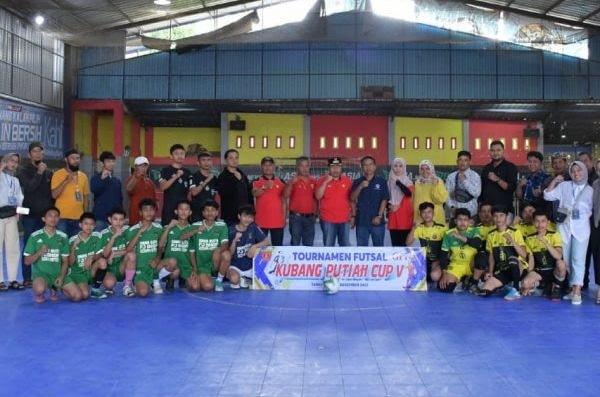 14 Tim Ikuti Turnamen Futsal Kubang Putiah Cup V 1 TURNAMEN FUTSAL— Bupati Agam menghadiri sekaligus membuka Turnamen Futsal Kubang Putiah Cup V yang memperebutkan tropi bergilir Wali Nagari Kubang Putiah, Selasa (26/12).