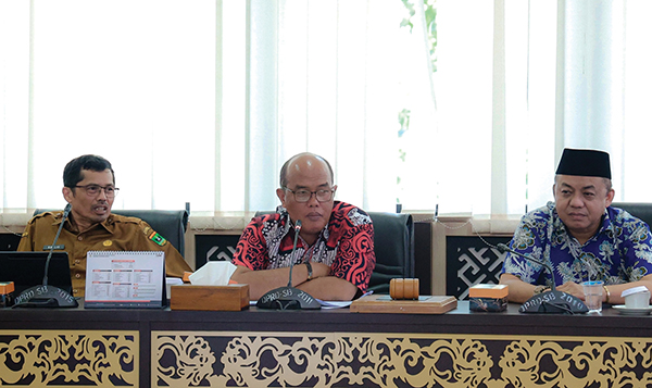 Produktivitas Publikasi Medsos DPRD Sumbar Tahun 2023 Membanggakan 1 MENYAMPAIKAN— Ketua DPRD Sumbar Supardi menyampaikan kinerja DPRD Sumbar selama Tahun 20023. Hadir Ali Tanjung (ketua Komisi III), Raflis (Sekwan).