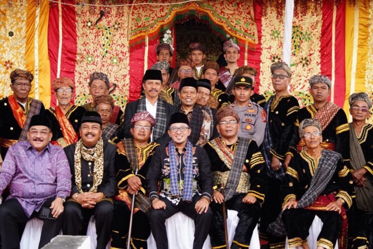 PENGUKUHAN— Bupati Tanahdatar Eka Putra berfoto bersama dengan 17 orang penghulu 4 Suku di Korong Gadang usai acara pengukuhan dan pengangkatan, Minggu (24/12).