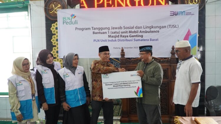 BANTUAN— PT PLN (Persero) melalui program (TJSL) menyerahkan bantuan sebuah unit mobil ambulans senilai Rp 300 Juta, kepada Yayasan Al Insan Masjid Raya Ganting Padang, pada Kamis (21/12).