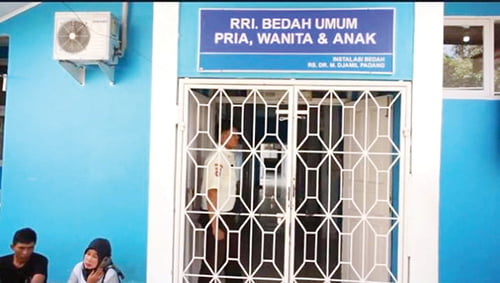 RUANG BEDAH UMUM— Dua korban erupsi Gunung Marapi menjalani perawatan intensif di ruang bedah umum RSUP M. Djamil Padang akibat mengalami luka baker hingga 40 persen.