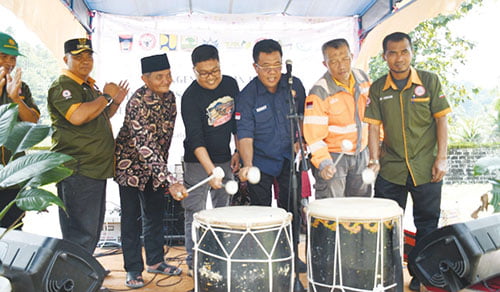 Semen Padang Dukung Pengembangan Wisata Budaya di Batu Busuk 1 DESTINASI WISATA— dari kanan: Ketua Forum Nagari Lambuang, Bukit Dedi Azhari, Staf TJSL Unit CSR PT Semen Padang, Nurwan, Camat Pauh Rony, Kabid Destinasi dan Daya Tarik Pariwisata Dinas Pariwisata Kota Padang, Diko Riva Utama, memukul gendang sebagai tanda diresmikannya Objek Wisata Budaya Batu Busuk, Sabtu (2/12) lalu.