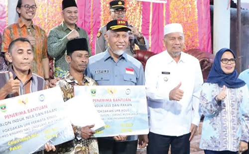 Tingkatkan Kesejahteraan Nelayan di Sumbar 1 GUBERNUR Mahyeldi serahkan bantuan induk unggul benih ikan nila dan
lele di Kinali, Kabupaten Pasbar.