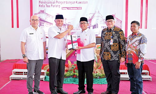 Kembangkan Destinasi Wisata Unggulan dan Berkelas Internasional 1 Gubernur Sumbar, Mahyeldi Ansharullah didampingi Kepala Dinas Pariwisata Sumbar, Luhur Budianda menyerahkan Masterplan Kota Tua kepada Wali Kota Padang, Hendri Septa
