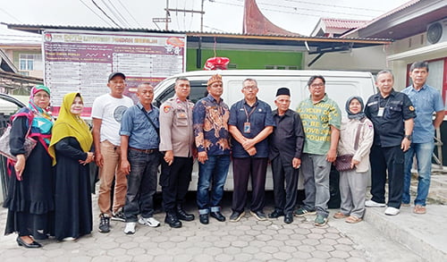 PT Semen Padang Serahkan Bantuan 1 Ambulans ke Pampangan 1 BANTUAN AMBULANS— PT Semen Padang menyerahkan bantuan ambulans yang telah dilengkapi keranda jenazah, ditandai dengan penyerahan BPKB, STNK dan kunci mobil ambulance oleh Lurah Pampangan Nan XX, Afrizal Erman, kepada Ketua Forum Nagari Kelurahan Pampangan Nan XX, Erison. Penyerahan bantuan tersebut dilakukan di Kantor Forum Nagari Kelurahan Pampangan Nan XX.