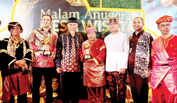 Gubernur Sumbar, Mahyeldi Ansharullah didampingi Kepala Dinas Pariwisata Sumbar, Luhur Budianda bersama kepala daerah di Sumbar penerima Anugerah ADWI 2023
