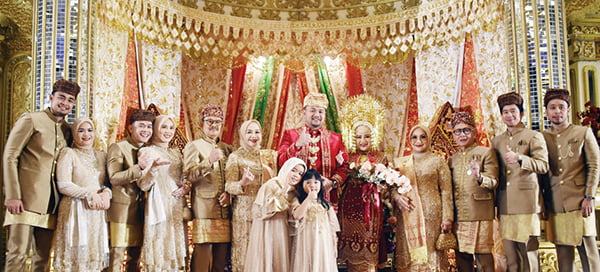 Keluarga Besar H.Aznam Tando dan Hj. Yusi Nomita Baralek Gadang 1 KELUARGA Besar H.Aznam Tando dan Hj. Yusi Nomita dan Keluarga Besar H.Agus Edy dan Hj.Suhelmiati (Yen).