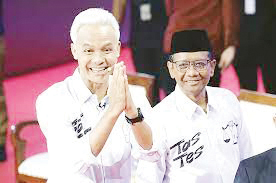 Ungkap 8 Upaya, Ganjar-Mahfud Komitmen Mendukung Kemajuan Perempuan 1 mengikuti debat Calon presiden dan calon wakil presiden Ganjar Pranowo-Mahfud MD saat mengikuti debat pertama di Komisi Pemilihan Umum (KPU) pada Selasa (12/12).