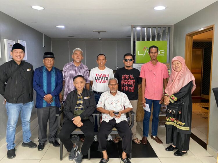 Duo Wartawan Indonesia asal Tanahdatar Chandra Antoni (Posmetro Padang) dan Mustafa Akmal foto bersama Ivent Organizer (IO) Internasional Islamic Home Stay Islamic Tourism Festival  2023 di Kuala Lumpur, Malaysia.