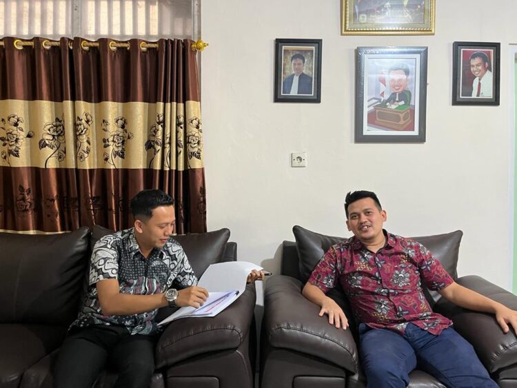 Fadhli Alhusaini dan Mulyadi, kuasa hukum 14 tergugat keluarga besar almarhum Haji Syaarani Ali memberikan keterangan pers di Padang, Rabu  (13/12). (ist)