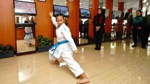 Inginan Mengukir Prestasi di Kancah Internasional, Aldhea Azarina Bharata Mewakili Indonesia di Kejuaraan Karate Dunia 1 Aldhea Azarina Bharata memperagakan jurus karate di hadapan Bupati Ipuk Fiestiandani di Lounge Pelayanan Publik, Kantor Pemkab Banyuwangi, Senin (20/11).