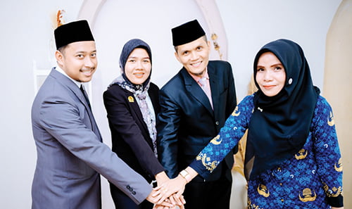 Gandeng Seluruh Pihak untuk Lakukan Pengawasan, Bawaslu Sijunjung Tegaskan Netralitas ASN pada Pemilu Harga Mati 1 Tiga Komisioner Bawaslu Sijunjung bersama Kordinator Sekretariat Dewi Lusi Anita.