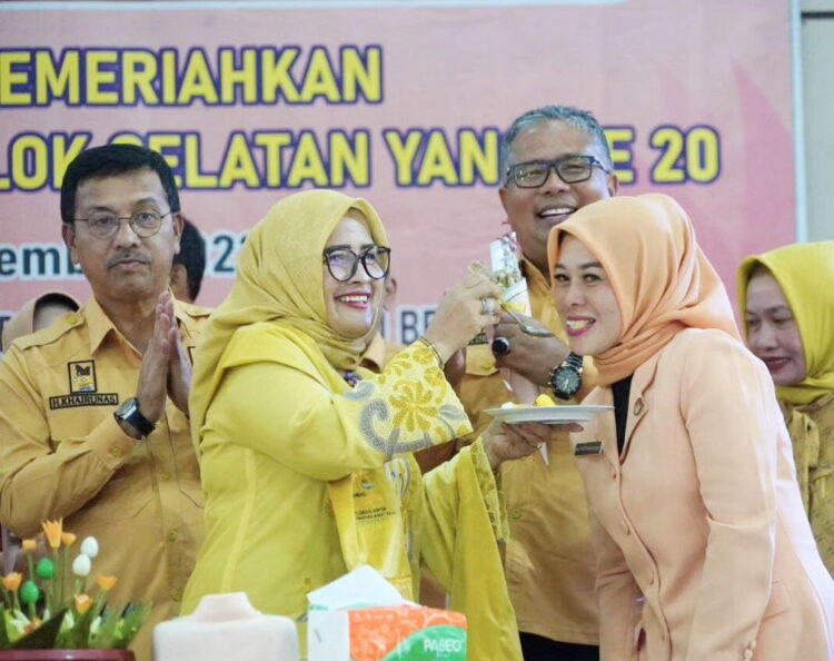 Peringatan HUT Dharma Wanita Meriah di Solsel 1 SERAHKAN KUE— Ny. Erniati Khairunas, selaku penasihat DWP Solok Selatan serahkan sepotong kue kepada pengurus Dharma Wanita.
