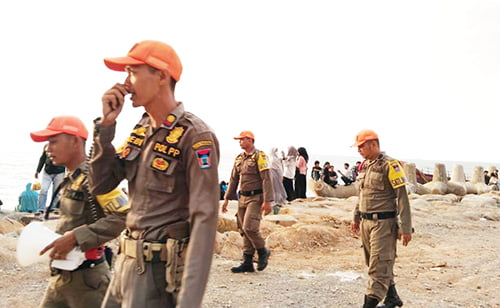 BERI EDUKASI— Satlinmas Satpol PP Kota Padang bergerak dan melakukan patroli di sekitar kawasan Masjid Al Hakim untuk mengawasi petugas parkir. Tidak hanya itu, petugas juga memberikan edukasi kawasan bebas parkir dan pemanfaatan ruang publik.