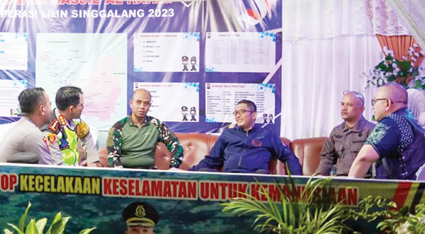 Bersama Forkopimda, Hendri Septa Tinjau Posko Pengamanan Nataru, Perayaan Natal di Kota Padang Aman 1 KUNJUNGI POS NATARU— Wako Hendri Septa bersama Kapolresta Padang Kombes Pol Fery Harahap, Dandim 0312 Padang Letkol Kav Yudha Setiawan, Kajari Padang M. Fatria, Sekda Andree Algamar, mengunjungi sejumlah Posko Pengamanan Operasi Lilin Singgalang Polresta Padang dalam rangka Pengamanan Nataru.