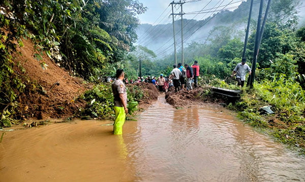 Diterjang Longsor di 5 Titik, Jalan Bukittinggi-Pasaman Putus Total 1 LONGSOR— Jalan Bukittinggi-Pasaman, di Kecamatan Palupuh ditutupi material tanah longsor hingga membuat antrean panjang kendaraan.