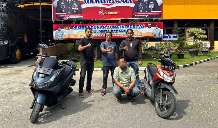 Modus Mau Pulang Kampung, Buruh Harian Gadaikan Motor Orang yang Dipinjam 1 GADAIKAN MOTOR— Wahyu Budiman (41) ditangkap jajaran Tim Klewang Polresta Padang lantaran nekat menggadaikan sepeda motor yang dipinjamnya dari korban.