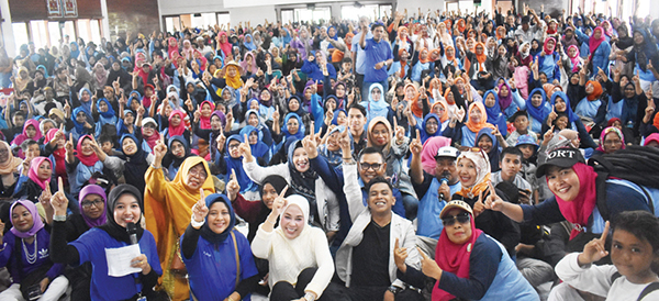 AMRIL Amril Amin, bersama istri Yarnelis, foto bersama H. Epyardi Asd dan istri serta kelompok Senam AA Center.