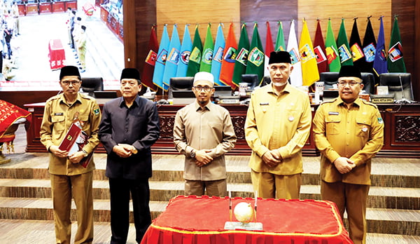 DPRD Sumbar Sahkan Ranperda Tanah Ulayat, Pertahankan Identitas Masyarakat Hukum Adat 1 POTO BERSAMA-- Wakil Ketua DPRD Sumbar Irsyad Syafar, wakil Ketua Suwirpen Suib, Gubernur Sumbar Mahyeldi Ansharullah,Sekda Hansastri dan Sekwan Raflis, poto bersama usai penandatanganan nota kesepakatan bersama antara DPRD dengan Pemerintah Daerah Provinsi Sumatera Barat.