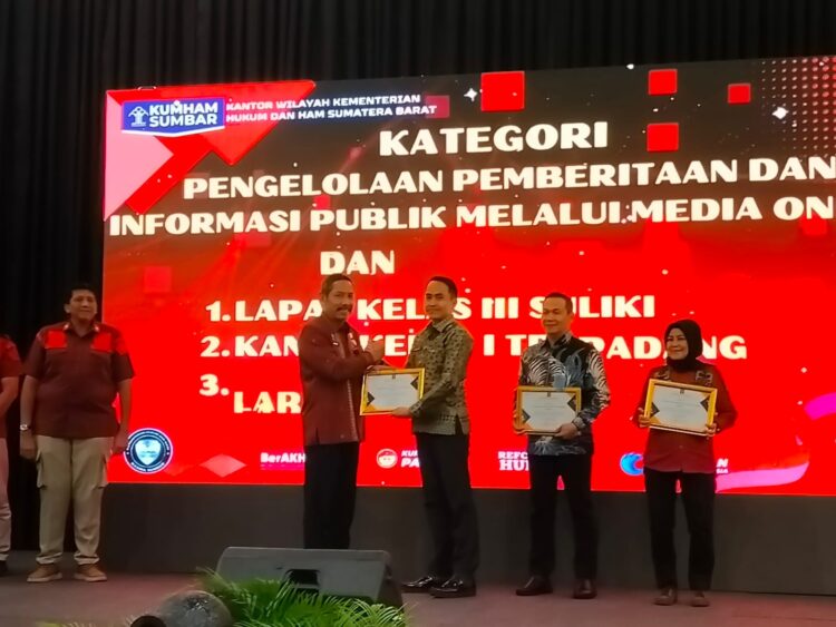 Kalapas Suliki Kamesworo Kembali Ukir Prestasi, Terbaik I Kategori Pengelolaan Pemberitaan dan Informasi Publik 2023. 1 Lembaga Pemasyarakatan Kelas III Suliki mendapatkan penghargaan Terbaik I Kategori Pengelolaan Pemberitaan dan Informasi Publik.