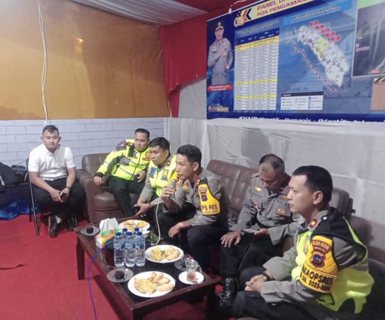 Kapolres Pessel, Cek Situasi Kamtibmas Malam Tahun Baru di 11 Polsek Melalui Vicon 1 79ffaf07 c12e 4d14 bf14 a2ea77a2348c