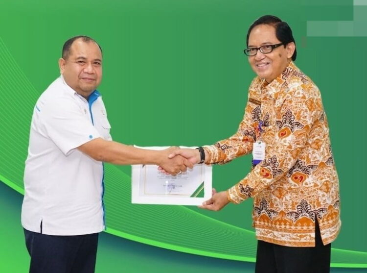 kata Ketua Satgas Stunting BKKBN Jambi, Oki Permana (kanan) menyerahkan penghargaan dari BKKBN kepada SEVP Business Support PTPN Regional IV Achmedi Akbar.