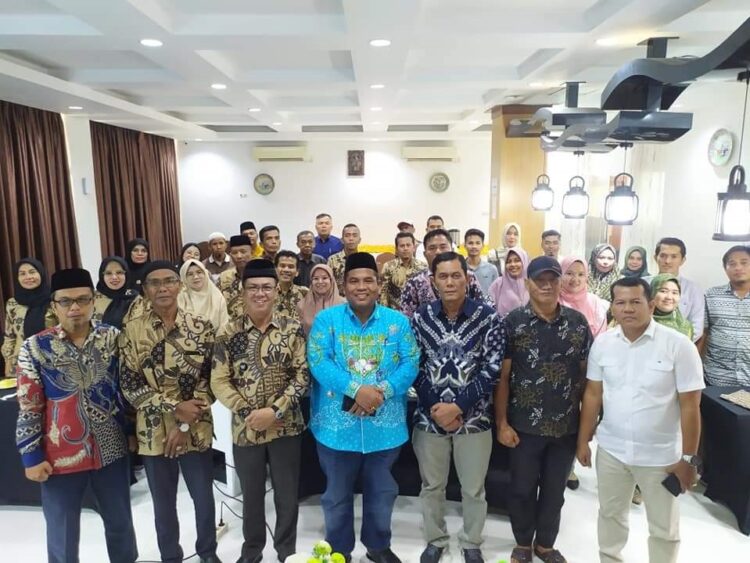 PELATIHAN— Bupati Padangpariaman Suhatri Bur berfoto bersama dengan perangkat nagari dan bamus saat pembukaan pelatihan teknis.