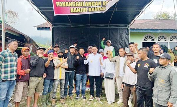 Banjir Bandang di Surian Solok, Andre Rosiade Bantu Rp50 Juta Buka Dapur Umum 1 BANTU KORBAN BENCANA— Anggota DPR RI asal Sumbar Andre Rosiade langsung bereaksi cepat untuk membantu korban bencana banjir bandang akibat meluapnya Sungai Kayu Manang, di Nagari Surian, Kecamatan Pantai Cermin, Kabupaten Solok. Andre mengirimkan bantuan RP50 juta dan membuka dapur umum.